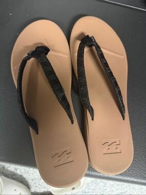 Billabong Women’s Tan Footbed with Black Straps Sandals Never worn Brand New